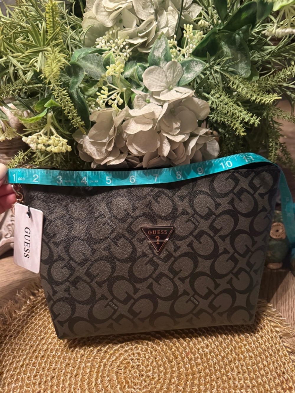 $129 Retail Guess Cosmetic Bag 3 Charms, Kopari Set, Vince Camuto & Shower Balms - Picture 2 of 9